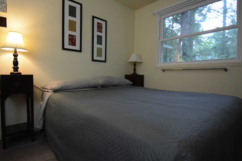 Bedroom with two single beds
